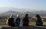 Des fillettes afghanes sur un muret surplombant Kaboul, le 21 juillet 2017  