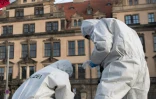Des enquêteurs examinent les abords du musée de Dresde à la recherche d'indices après le vol de parures de diamants commis dans la matinée du 25 novembre 2019