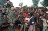 Des réfugiés Hutu à l'arrivée de l'armée française dans un camp à Butare, au Rwanda, le 3 juillet 1994