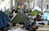Des migrants dans un campement installé sous la station de métro Jean Jaurès à Paris le 19 juillet 2016