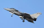 Un Rafale de l'armée de l'air française lors du salon aéronautique de Dubaï 2023, le 13 novembre 2023