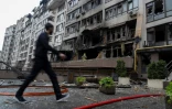 Un immeuble résidentiel endommaggé par une attaque russe, le 21 juillet 2025 à Kiev, en Ukraine