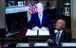 Le ministre de la Sécurité intérieure écoute le président américain Joe Biden lors de la signature d'un décrêt protecteur du droit à l'avortement, le 3 août 2022 à la Maison Blanche