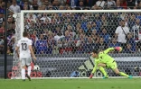 Le gardien albanais Etrit Berisha regarde le ballon entrer dans ses filets après un coup de tête d'Antoine Griezmann, lors du match entre la France et l'Albanie, comptant pour le premier tour de l'Euro, à Marseille, le 15 juin 2016