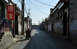 Une rue de la ville chinoise de Baoding, dans le district de Xushui à une centaine de kilomètres de Pékin, où les autorités ont ordonné  de remplacer les poêles à charbon par des systèmes électriques ou au gaz, le 7 janvier 2026