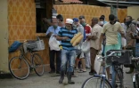 Des Cubains font la queue devant une boutique, le 18 juin 2020 à San José de Las Lajas, dans la province de Mayabeque, à l'est de La Havane