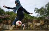Qhouirunnisa' Endang Wahyudi, 18 ans, fait une figure de football freestyle, dans un parc à Klang, près de Kuala Lumpur le 11 juillet 2018