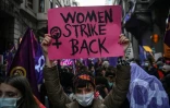 Marche dans les rues d'Istanbul lors de la journée internationale des droits des femmes, le 8 mars 2021