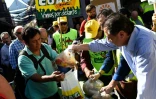 Des fermiers espagnols distribuent légumes et fruits à Madrid le 5 septembre 2014 pour protester contre l'embargo alimentaire russe