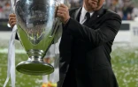 L'entraîneur italien du Real Madrid, Carlo Ancelotti, soulève le trophée de la Ligue des Champions, après la victoire en finale face à l'Atlético Madrid, le 24 mai 2014 à Lisbonne
