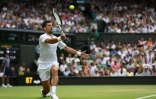 Le Serbe Novak Djokovic en retour de service contre le Polonais Hubert Hurkacz en huitièmes de finale de Wimbledon le 10 juillet 2023 à Londres