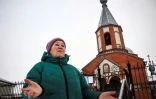 Nadejda Dolia, une retraitée, devant une église de Maslova Pristan (Russie) à quelques kilomètres de la frontière avec l'Ukraine, le 27 janvier 2022