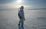 Le chasseur inuit professionnel Hjelmer Hammeken près d'Ittoqqortoormiit, dans le fjord de Scoresby, au Groenland, le 28 avril 2024