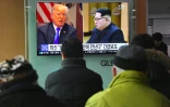 Des écrans de télévision retransmettent des images du président américain Donald Trump (G) et du dirigeant nord-coréen Kim Jong Un dans une gare de Séoul, le 9 mars 2018