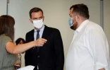 Le ministre français de la Santé Olivier Veran (c) avant de s'adresser à la presse le 17 septembre à Paris