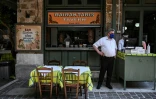 Dans l'attente des clients, à la terrasse d'une taverne à Athènes, le 25 mai 2020