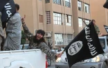 Image extraite du média jihadiste Al-Baraka news, le 11 juin 2014, montrant des militants de l'EI et leur drapeau noir dans la ville syrienne de Raqa 
