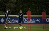 Les attaquants des Bleus Antoine Griezmann (d) et Olivier Giroud lors d'une séance d'entraînement à Clairefontaine, le 7 octobre 2019