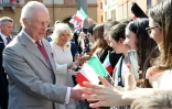 Le roi Charles III et la reine Camilla saluent la foule lors de la visite d'un marché sur la Piazza del Popolo à Ravenne, au dernier jour d'une visite d'État en Italie, le 10 avril 2025