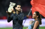 Le milieu de terrain du PSG Javier Pastore fait ses adieux avant de rejoindre la Roma le 12 août 2018 au Parc des Princes