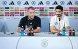 Hansi Flick (G), alors sélectionneur de l'Allemagne, et le capitaine Ilkay Gundogan lors d'une conférence de presse à Wolfsburg, le 8 septembre 2023