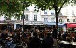 Des personnes à la terrasse de cafés, le 19 mai 2021 à Paris