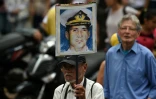 Un homme tient un portrait de l'officier vénézuélien Rafael Acosta - mort en détention - lors d'une manifestation contre le gouvernement à Caracas, le 5 juillet 2019