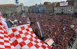 Les supporters croates réunis à Zagreb dans l'attente de leur équipe, finaliste du Mondial, le 16 juillet 2018
