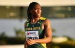 Caster Semenya regarde son temps à l'issue d'une course de 5000 mètres, le 9 juin 2022 à Saint-Pierre, sur l'île Maurice