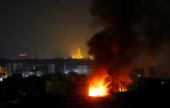 Un incendie dans un quartier de Rangoun oĂą des manifestations contre le coup d'Etat militaire se poursuivent, le 1er avril 2021 en Birmanie