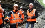 Guillaume Pepy, président de la SNCF, ici avec la présidente de la région Ile-de-France Valérie Pécresse le 4 juin 2016 à Paris, visitant les voies du RER C inondées par la Seine 