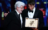 Le cinéaste américain Sean Baker (D), Palme d'or du festival de Cannes pour "Anora", pose aux côtés du réalisateur américain George Lucas, le 25 mai 20245 à Cannes 