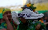 Une fan brésilienne montre son escarpin frappé au nom de Neymar pendant le match du Mondial-2018 Brésil-Belgique le 6 juillet 2018 à Rio de Janeiro