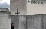 Un homme visite le memorial du camp de concentration de Gusen, qui faisait partie du complexe concentrationnaire de Mauthausen, Ă Langenstein, le 8 janvier 2020 en Autriche