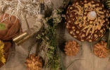 Un korovaï, pain rond cérémoniel accompagné de sel, est disposé avec d'autres objets rituels sur une table lors d'une "Mystérya", près d'Izium, dans la région de Kharkiv, en Ukraine, le 26 août 2026