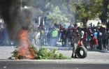 Des manifestants mettent en place des barricades à Port-au-Prince, le 13 février 2019 en Haïti