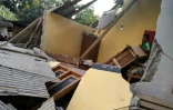 Un Indonésien dans les décombres d'une maison de Lombok en Indonésie après un tremblement de terre, le 29 juillet 2018 (Photo transmise par l'agence indonésienne de gestion des catastrophes)