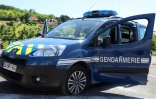 Un véhicule de la gendarmerie endommagé par l'ancien militaire recherché, le 30 mai 2021 au Lardin-Saint-Lazare, en Dordogne