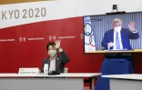 Seiko Hashimoto le président du comité olympique Tokyo 2020 et Thomas Bach le président du comité international olympique se saluent à distance lors d'une visio-conférence depuis la tour Y du complexe de bureaux "Harumi Island Triton Square" de Tokyo le 21 juin 2021. 