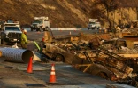 Des employés de la compagnie Edison travaillent à rétablir l'électricité après les incendies de Los Angeles, le 19 janvier 2025 à Malibu, en Californie