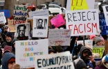  Des manifestants brandissent des pancartes lors d'une protestation contre le président américain Donald Trump et le Doge, la commission confiée à Elon Musk, devant le ministère américain du Travail près du Capitole à Washington le 5 février 2025  