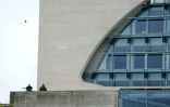 Des tireurs d'élite sont postés sur le siège de la chancellerie allemande avant l'arrivée du président ukrainien Volodymyr Zelensky, à Berlin, le 28 mai 2025