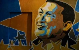 Une peinture murale représentant le défunt président vénézuélien Hugo Chavez à Barinas, le 7 janvier 2022