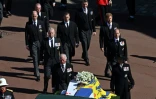 La famille royale suit le cercueil du prince Philip d'Edimbourg lors des funérailles le 17 avril 2021 au château de Windsor, à l'ouest de Londres