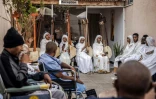 Des élèves de l'école Eman Begena jouent de la begena pour les pensionnaires de la maison de retraite Grace Nursing Home à Addis Abeba, le 13 février 2025 en Ethiopie