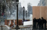 Affrontement entre forces de l'ordre et manifestants sur les Champs-Elysées à Paris, le 8 décembre 2018