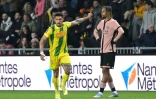 Le Brésilien de Nantes Douglas Augusto (g) auteur du but égalisateur face au Paris SG de Bradley Barcola (d) (1-1), le 22 avril 2025 au stade de la Beaujoire de Nantes