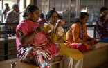 Des employées de la couturière indienne Anita Dongre, dans son atelier de Bombay, le 14 février 2020.