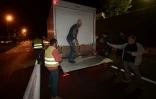Des éleveurs bloquent les routes à Sarrance dans les Pyrénées-Atlantique avant l'introduction d'une ourse le 3 octobre 2018