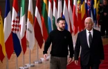 Le président ukrainien Volodymyr Zelensky (g) et le président du Conseil européen Antonio Costa, avant une réunion du Conseil européen à Bruxelles, le 19 décembe 2024